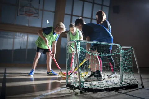 Fire barn som spiller innebandy